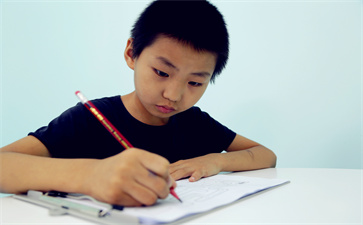 小孩注意力不集中愛發(fā)呆怎么回事？